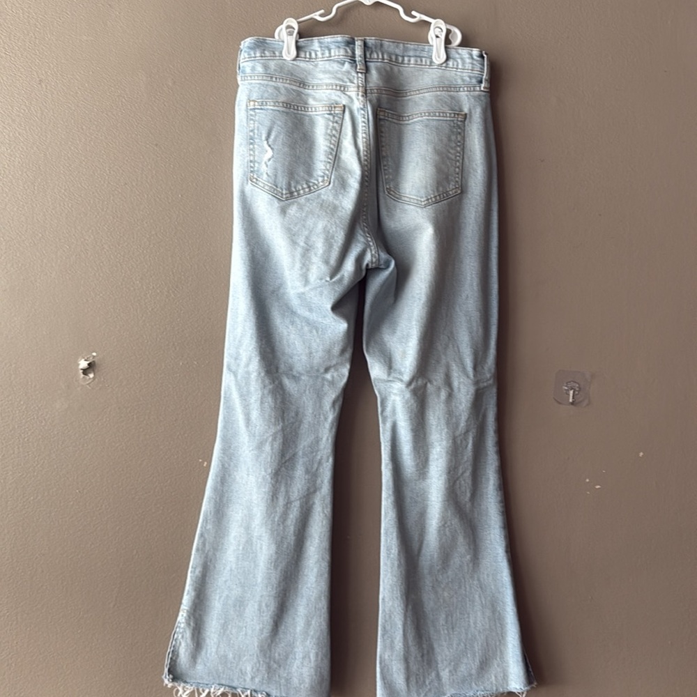 High Rise Split-Hem '70s Flare Jeans || GAP - Picture 7 of 9